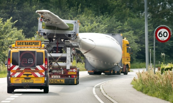 Höchstgeschwindigkeit: 67 km/h / Maximum speed: 67 km/h Náročný transport lopatek do destinace vzdálené 320 km od místa výroby si vyžádal odstranění šesti pouličních lamp a jedenácti dopravních značek.