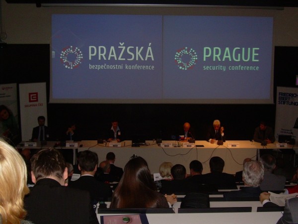 Konference se zúčastnili i Tomáš Karásek, Jiří Mach, Kristina Larischová, Miloš Balabán, Phaedon Anastasiou a Libor Ježek (zleva) Konference se zúčastnili i Tomáš Karásek, Jiří Mach, Kristina Larischová, Miloš Balabán, Phaedon Anastasiou a Libor Ježek (zleva)