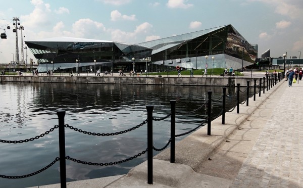Siemens - The Crystal in London Vnější plášť budovy s množstvím ostrých hran a hrotů není pouze designovým prvkem, ale také jedním ze strůjců energetické efektivity budovy. Je totiž navržen tak, aby byly vnitřní prostory, stejně jako fotovoltaické panely a solární kolektory maximálně osvětleny denním světlem. Ty části budovy, kde je vysoká intenzita slunečního světla nežádoucí, jsou naopak efektivně stíněny.