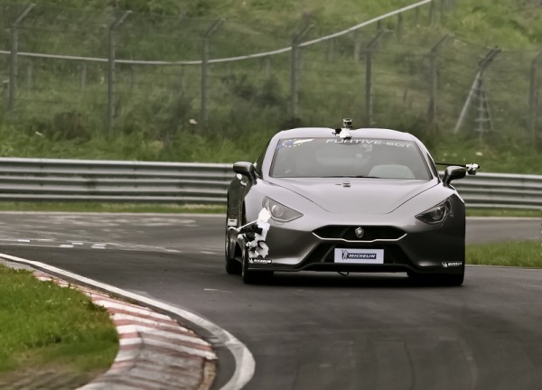 Supersportovní elektromobil Furtive eGT se může se svým zrychlením z nuly na 100 km/h za 3,5 vteřiny a maximální rychlostí téměř 300 km/h směle měřit s klasickými supersportovními vozy