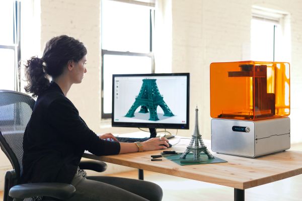 formlabs-form-1 Start-up Formlabs získal na webu Kickstarter.com na vývoj svojí 3D tiskárny skoro tři miliony dolarů od drobných dárců. Ve svém zařízení Form 1 využívá laser z Blu-ray mechanik, který je tisíckrát levnější, než lasery používané v profesionálních výrobních systémech. Foto: Formlabs