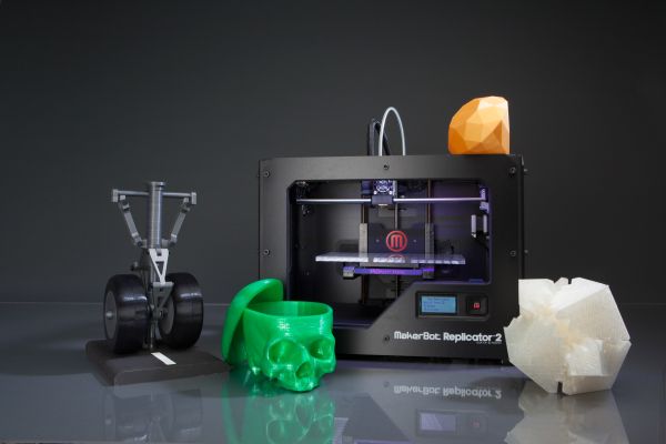 replikator-2 Replicator 2 od firmy Makerbot v současnosti představuje kvalitativní špičku mezi levnými stolními 3D tiskárnami v cenové relaci kolem dvou tisíc dolarů. Foto: Makerbot