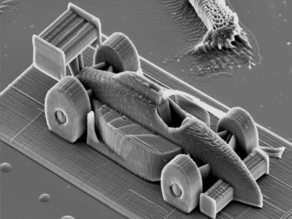 print-formula Vídeňská technická univerzita letos se letos na jaře pochlubila vůbec nejpřesnější 3D tiskárnou, která dokáže vytvářet detailní modely s rozlišením v řádu nanometrů. Vyobrazená formule není v celku větší, než zrnko písku. Foto: TU Wien