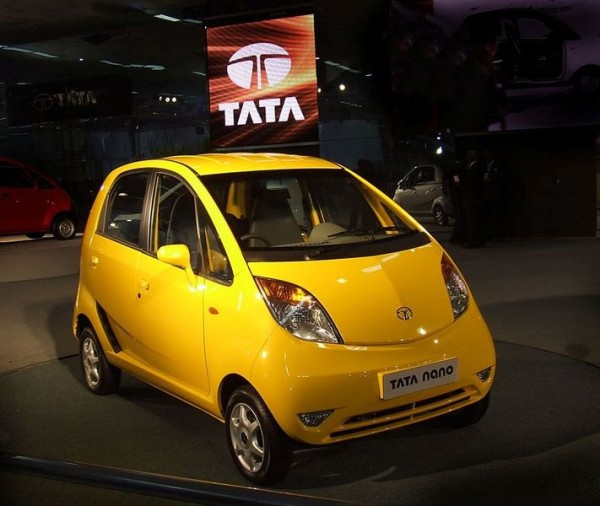 tata-nano Indický automobilový průmysl je jeden z nejrychleji rostoucích na celém světě. Na fotografii je nejlevnější auto na světě - Tata Nano. Foto: arulnathan