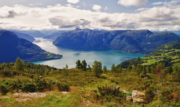 siemens-elektricky-trajekt Sognefjord je nejdelší a zároveň jeden z nejnavštěvovanějších fjordů v Norsku. Podobných scenérií nicméně najdete podél pobřeží spoustu, stejně jako trajektů brázdících místní vody.