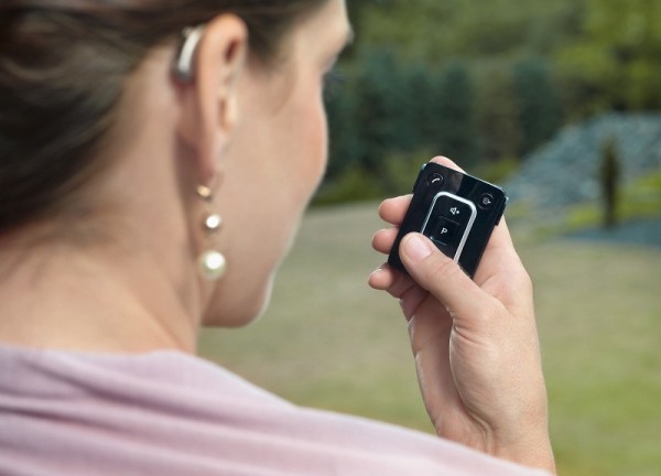 stereo-pro-nedoslychave-siemens S malým dálkovým ovladačem se z naslouchadel stává v podstatě malé multimediální zařízení. Díky technologii Bluetooth se mohou připojit například k počítači či mobilnímu telefonu, jehož zvukový signál lze ovladačem jednoduše nastavovat.