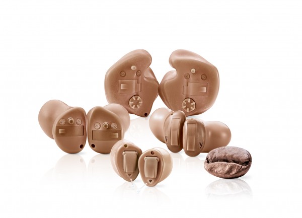 stereo-pro-nedoslychave-siemens-2 Bezdrátová komunikace mezi naslouchadly, nutná pro stereofonické slyšení, není výsadou pouze rozměrnějších modelů. Dnešní pokročilá miniaturizace umožňuje vměstnat i do takto malých rozměrů veškerou potřebnou elektroniku.