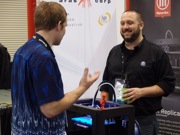 OLYMPUS DIGITAL CAMERA Na stánku firmy MakerBot je vždycky plno. V Orlandu se chlubí novinkou, kterou před pár dny představila na CES v Las Vegas. Foto: Jan Homola