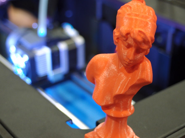 OLYMPUS DIGITAL CAMERA Detail výrobku ze 3D tiskárny MakerBot Replicator 2 v přibližně dvojnásobném zvětšení. Foto: Jan Homola