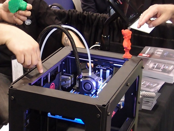 OLYMPUS DIGITAL CAMERA Pohled do útrob designově vyladěného MakerBot Replicatoru 2. To modré světlo nemá žádný praktický význam, prostě je “cool”. Barva se dá změnit výměnou osvětlovacích diod. Foto: Jan Homola