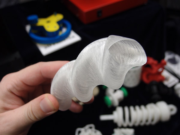 OLYMPUS DIGITAL CAMERA Skvělou vlastností 3D tiskáren, včetně těch laciných, je schopnost vytvářet velmi kreativní tvary. Jak vidno, tak i z transparentních materiálů. Zde je to opět produkt PP3DP. Foto: Jan Homola