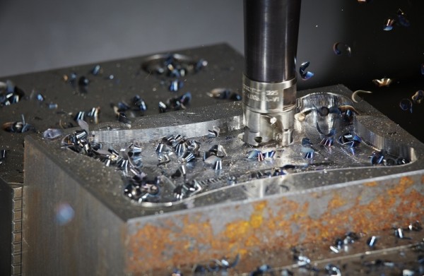 2832_High Feed Milling.1 Při frézování vysokým posuvem je třeba předcházet zastavení a opětovnému zahájení obrábění v dráze nástroje, protože jakékoli zaváhání při vedení nástroje během změny směru vede ke generaci tepla, které se přenáší na nástroj.
