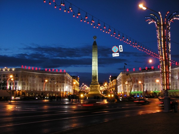 namesti-vitezstvi-minsk Náměstí vítězství v Minsku. Foto: mikkalai