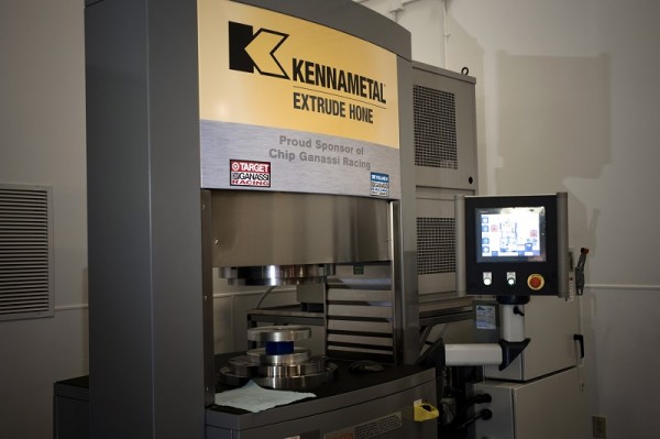 2762_EH machine at Indy shop Pokročilá technologie povrchové úpravy představuje příležitost pro zlepšení výkonu mnoha součástí vozu Indy.