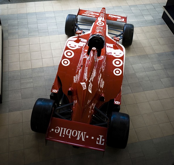 2762_Indy in lobby Vůz Indy v životní velikosti a četné vítězné trofeje vítají návštěvníky dílen Target Chip Ganassi Racing v Indianapolis