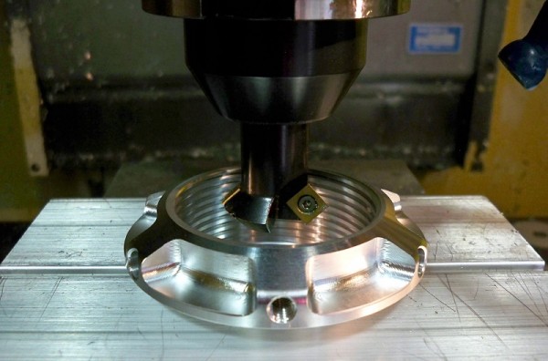 2762_threading titanium Vynikající produktivita dovoluje dílnám Ganassi Indy vyrábět titanové díly levněji než nakupovat alternativy z oceli.