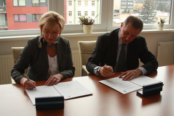 svaz+vsb S Ekonomickou fakultou VŠB - Technické univerzity Ostrava byla podepsána smlouva o spolupráci, která by měla pomoci většímu propojení s praxí. Foto: VŠB