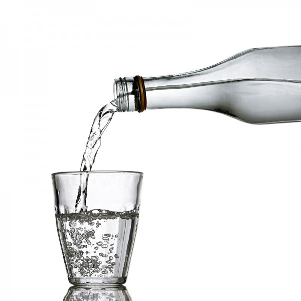 water Jako čistá a průzračná se jeví voda, kterou pijeme. Obsahuje však desítky iontů, rozpuštěných solí a dalších chemikálií. Pro naše tělo běžná věc, mnoho strojů by však takový „koktejl“ vyřadil z provozu.