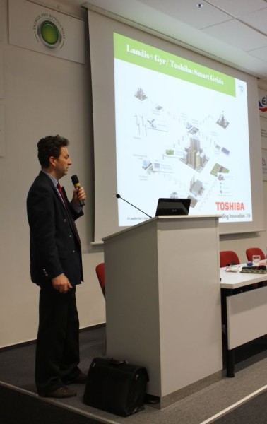 Miroslav Hladík v rámci své přednášky představil lithium-iontové baterie mateřské společnosti Toshiba Group. Foto: Markéta Gojná