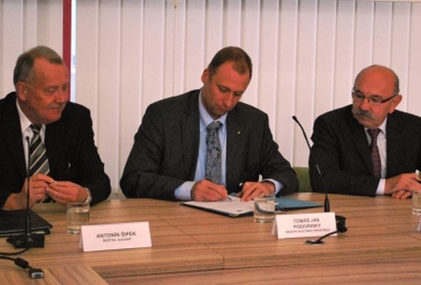 Podpis dodatku k memorandu, zleva Antonín Šípek, Tomáš Jan Podivínský a Pavel Tunkl. Zdroj: MInisterstvo životního prostředí