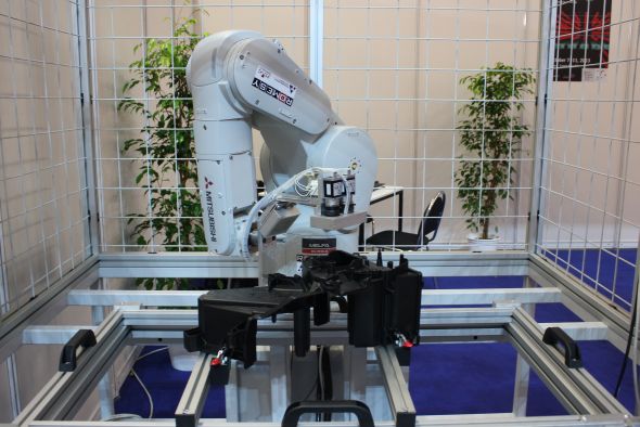 Robot k použití v automobilovém průmyslu či provozech pracujích se vstřikolisy. Foto: Markéta Gojná