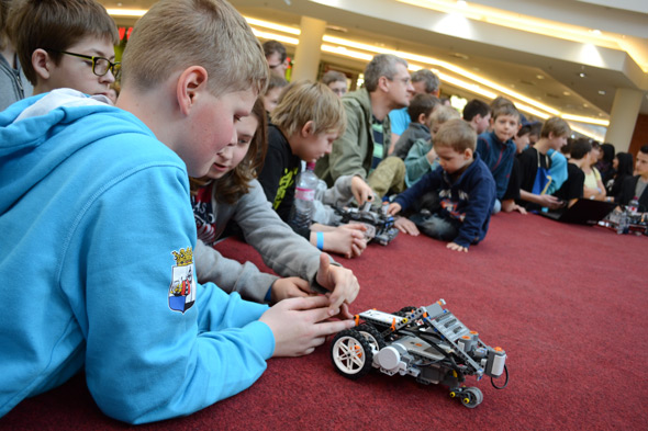 Děti se v kroužcích robotiky naučily, jak sestavit dálkově ovládané roboty z lega