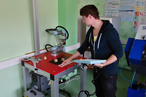 Student připravující praktickou úlohu s robotickým ramenem UR5 (foto: Tomáš Vít)