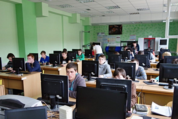 Robot může být díky vysokému stupni bezpečnosti přímo součástí učebny (foto: Tomáš Vít)