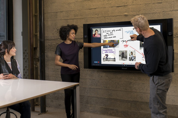 Surface Hub je 84palcový dotykový panel, sloužící prioritně k prezentacím. Můžete na něj přidávat svoje poznámky a ty si pak na závěr sbalit elektronicky s sebou nebo je odeslat kamkoli. (zdroj: Microsoft)