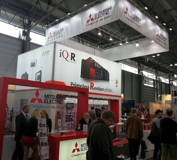 Společnost Mitsubishi Electric postavila svůj stánek na prezentaci novinky, systému iQ-R.