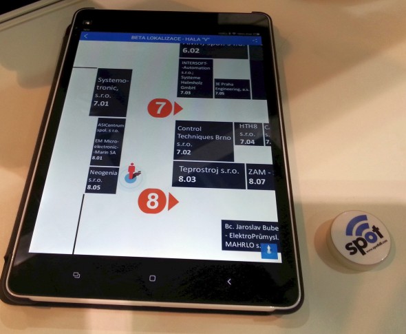 Navigace pomocí Bluetooth hotspot vysílačů (dole vpravo) na stánku Neogenia.