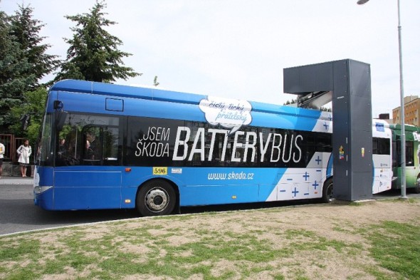 Dnes poprvé vyrazily do ostrého provozu na pravidelné linky v Plzni dva nejnovější moderní elektrobusy, které byly vyvinuty a vyrobeny plzeňskou společností Škoda Electric. Zároveň byla do provozu uvedena nová nabíjecí stanice ze Škodovky. Foto: Škoda Transportation