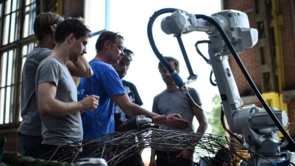 Testování technologie navařování oceli probíhalo metodou pokus-omyl, než se dostalo do stavu, využitelném v praxi. Foto: MX3D