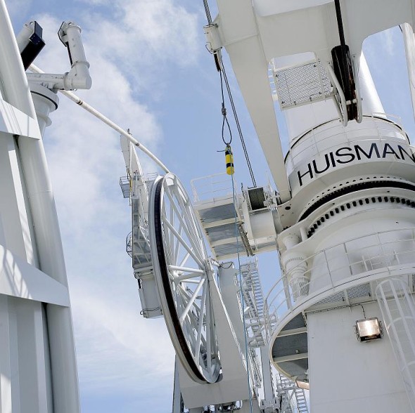 Společnost Huisman vyrábí „hi-tech“ strojírenské výrobky jako ropné vrtné soupravy, jeřáby a zařízení pro pokládání potrubí v moři. Foto: Huisman