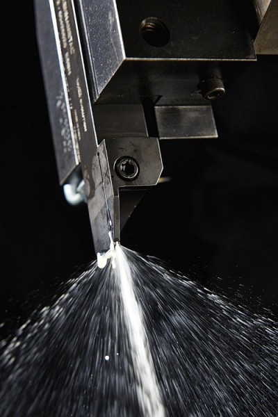 Chladicí kapalina je přiváděna přímo k ostří na spodní stranu třísky, odvádí teplo a prodlužuje životnost nástroje. Foto: Kennametal