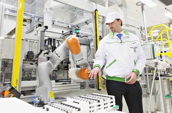 Díky citlivým senzorům, na každé z jeho celkem sedmi os, zakládá robot písty řazení rychlostí s největší přesností. Senzory přitom registrují případný kontakt se zaměstnancem. Tím je stále zajišťována jeho bezpečnost. Foto: Škoda Auto