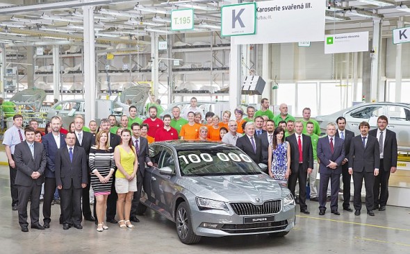Jubilejním vozem je Superb v metalické barvě šedá Business. Od března 2015 sjelo z linky 100 000 vozů typu Škoda Superb třetí generace. Foto: Škoda Auto