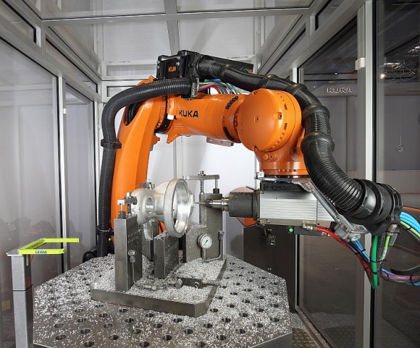 Robot KUKA KR300 R2500 ultra SE. Foto: archiv společnosti KUKA Roboter CEE