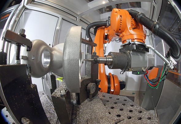 Robot KUKA KR300 R2500 ultra SE. Foto: archiv společnosti KUKA Roboter CEE