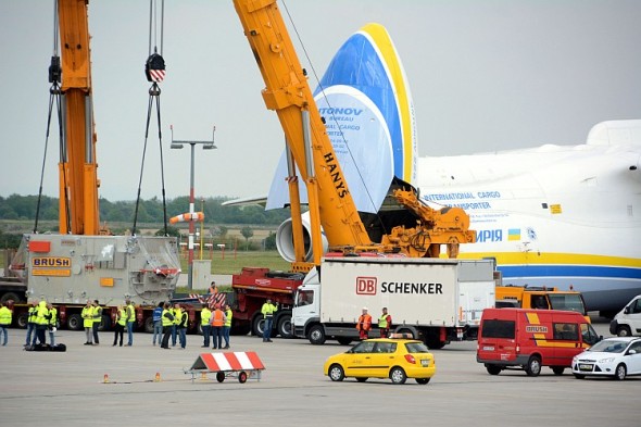 Nakládka generátoru. Foto: DB DB Schenker