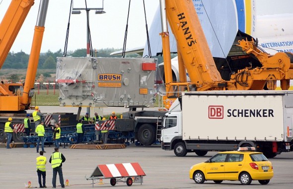 Nakládka generátoru. Foto: DB Schenker