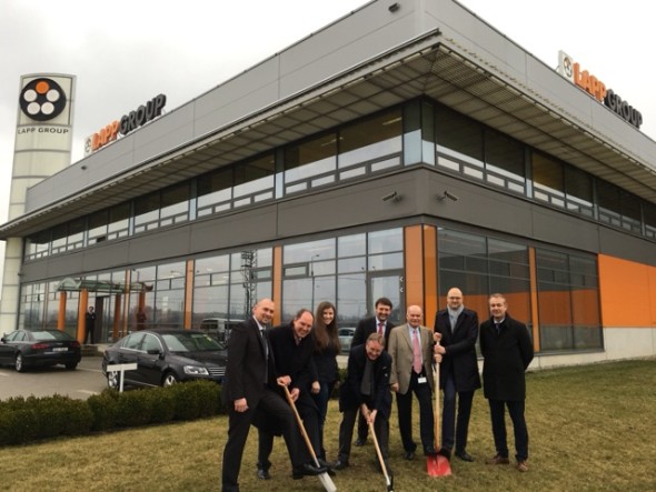 Andreas Lapp (čtvrtý zleva) spolu s Marcelem Šabršulou (výrobním ředitelem Lapp Systems, první zleva), René Sedlákem (jednatelem společnosti Lapp Kabel s.r.o., pátý zleva) a dalšími představiteli vedení skupiny Lapp při oficiálním zahájení stavby. Foto: Lapp Kabel