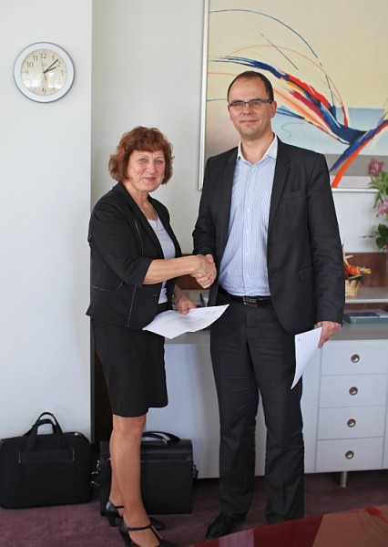 Jarmila Dědková a Tomáš Bednář při podpisu smlouvy. Foto: Konica Minolta