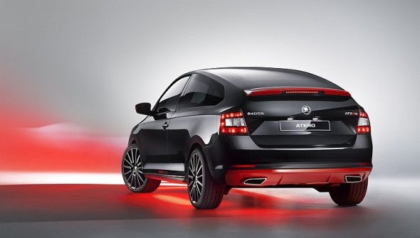 Škoda Atero je nalakovaná v metalickém odstínu Black Magic, příslušenství (křídlo, spojler, prahy) v odstínu červená Corrida; červené kontury lemují masku chladiče, otvor pro vstup chladicího vzduchu a vsazený difuzor. Zdroj: Škoda Auto