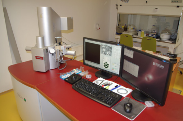 Rastrovací elektronový mikroskop Tescan FE MIRA II LMU s detektory EDX a WDX. Foto: VUT Brno