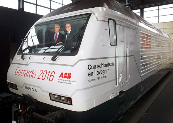 Ulrich Spiesshofer, CEO ABB, a Andreas Meyer, CEO SBB, v kabině lokomotivy dodané ABB. Foto: ABB