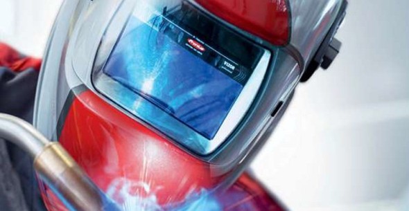 Vizor Plus je automatická svářečská kukla. Foto: Fronius