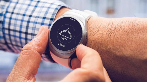 První česká aplikace na operačním systému Tizen, která spojuje Samsung Smartwatch (Gear S2) a SmartHome, se jmenuje iNELS Home Control. Tu má zákazník nainstalovanou z aplikace Samsung app přímo v chytrých hodinkách. Zdroj. Samsung/Elko EP