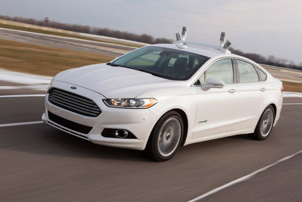 Hybridní sedan Ford Fusion vybavený videokamerami, radary, čidly a dalšími snímači.