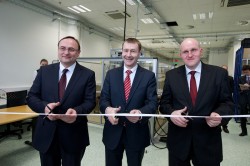 Vývojové a prototypové centrum otevřeli Eduard Palíšek, generální ředitel Siemens ČR, Klaus Helmrich, člen představenstva Siemens AG, a Vladimír Kulla, ředitel vývojového centra.